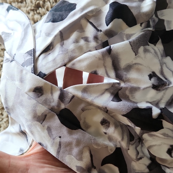 White House Black Market floral Black and white tank size 6 - Picture 11 of 13